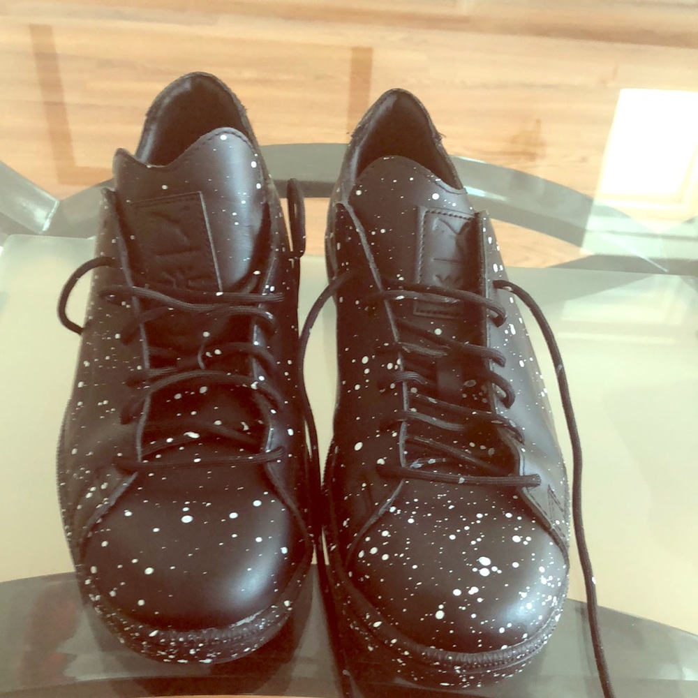 Gym shoes